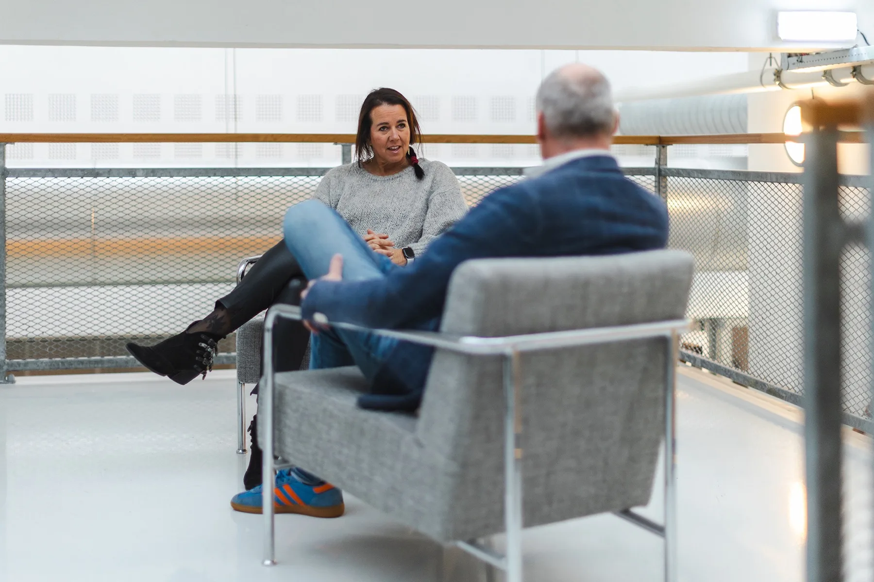 Eén-op-één gesprek in een rustige, lichte ruimte